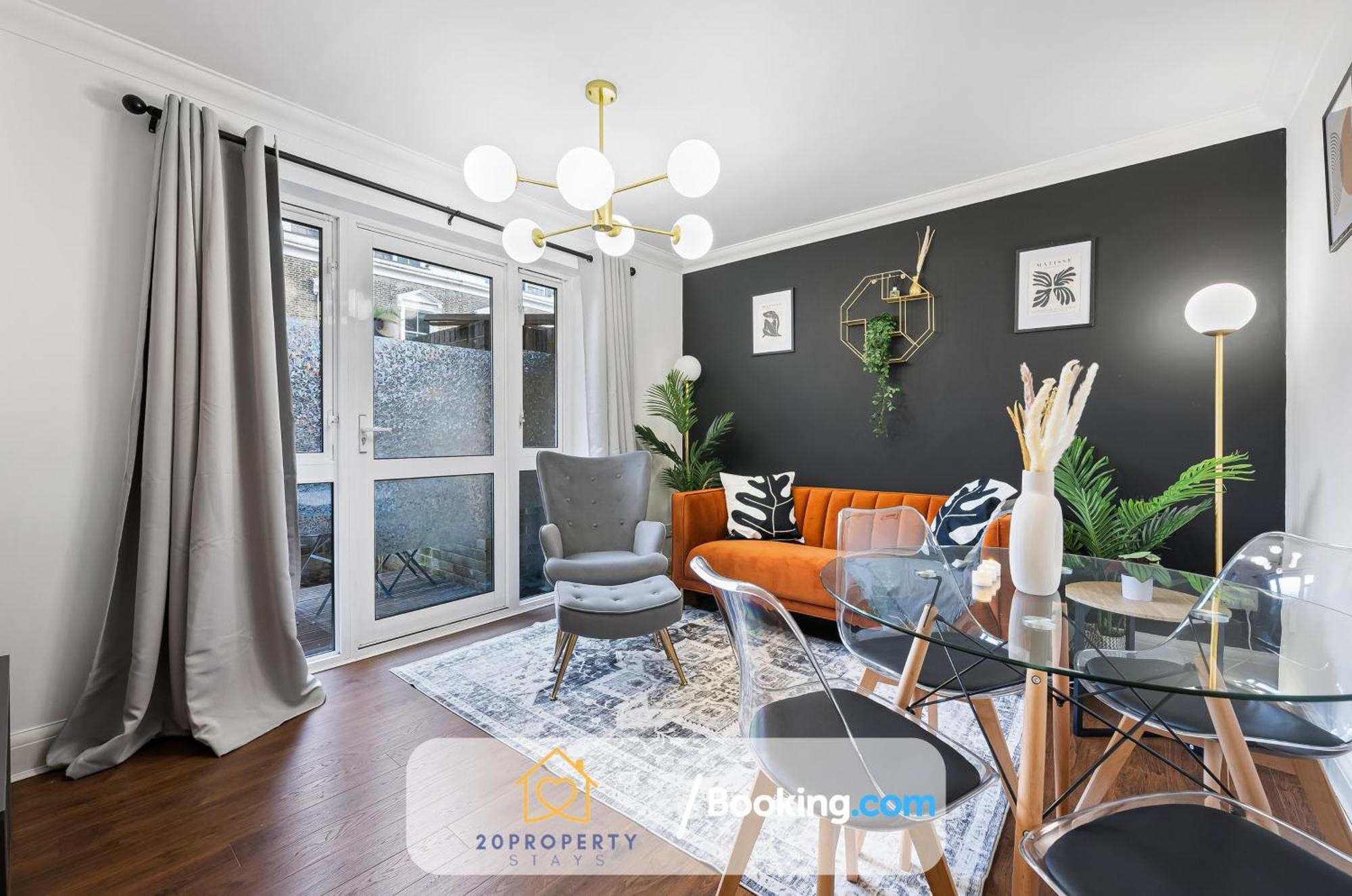 Luxury Long In Bow Road Londra